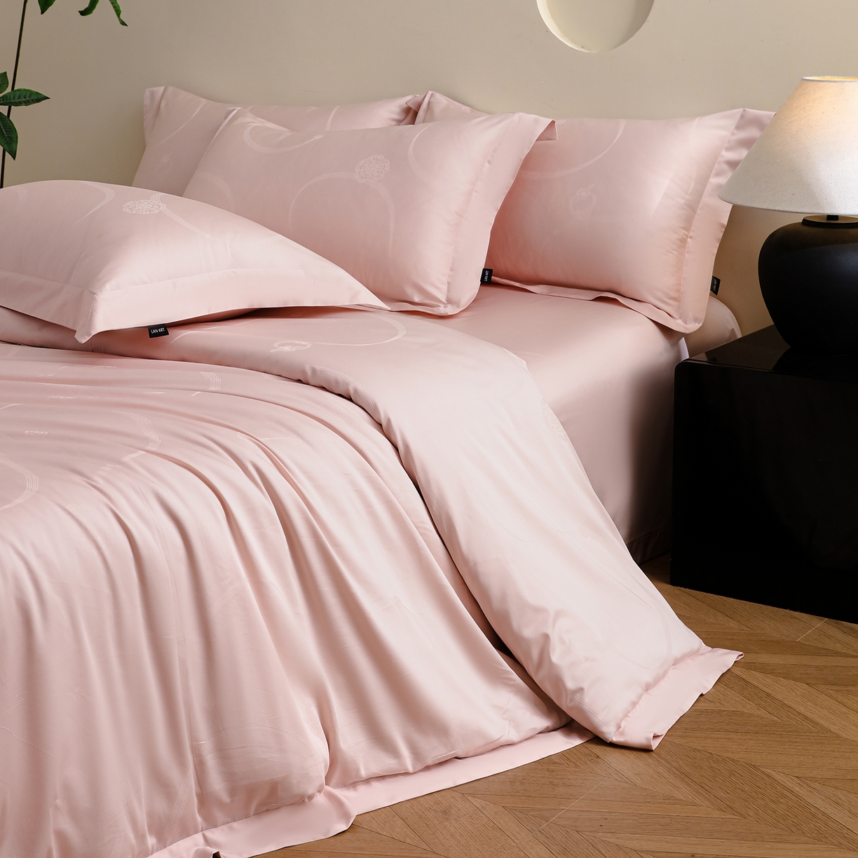 91家纺网 家纺一手货源 找家纺 洺兰家居 2025新款60支全棉新疆棉大提花拼角款四件套长绒棉贴边床单床笠床上用品套件专版（控价标准245加大260床笠255） 百合-浅粉