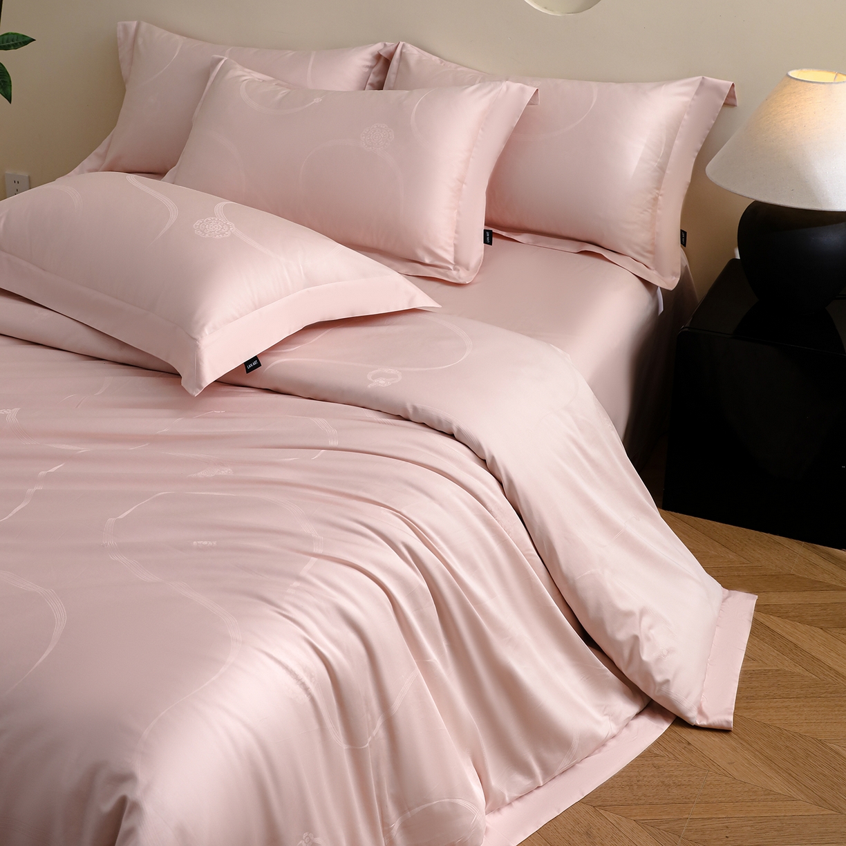 91家纺网 家纺一手货源 找家纺 洺兰家居 2025新款60支全棉新疆棉大提花拼角款四件套长绒棉贴边床单床笠床上用品套件专版（控价标准245加大260床笠255） 百合-浅粉