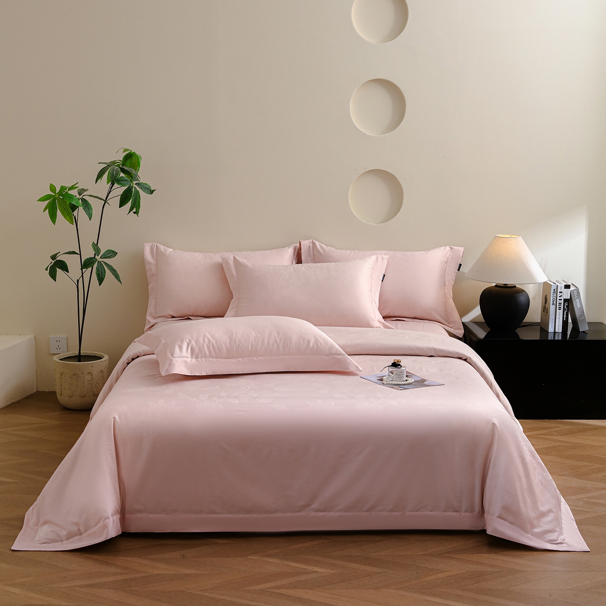 91家纺网 家纺一手货源 找家纺 洺兰家居 2025新款60支全棉新疆棉大提花拼角款四件套长绒棉贴边床单床笠床上用品套件专版（控价标准245加大260床笠255） 苏菲-浅粉