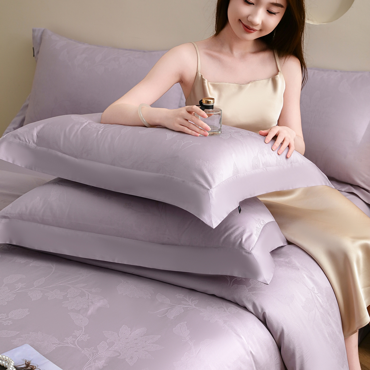 91家纺网 家纺一手货源 找家纺 洺兰家居 2025新款60支全棉新疆棉大提花拼角款四件套长绒棉贴边床单床笠床上用品套件专版（控价标准245加大260床笠255） 苏菲-浅紫