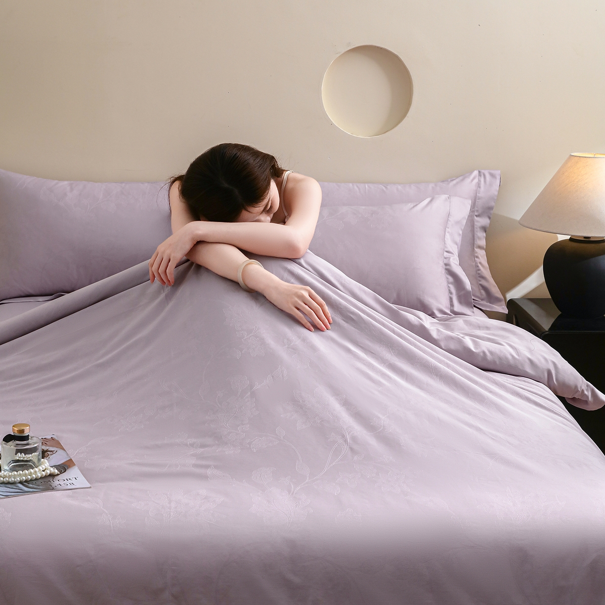 91家纺网 家纺一手货源 找家纺 洺兰家居 2025新款60支全棉新疆棉大提花拼角款四件套长绒棉贴边床单床笠床上用品套件专版（控价标准245加大260床笠255） 苏菲-浅紫
