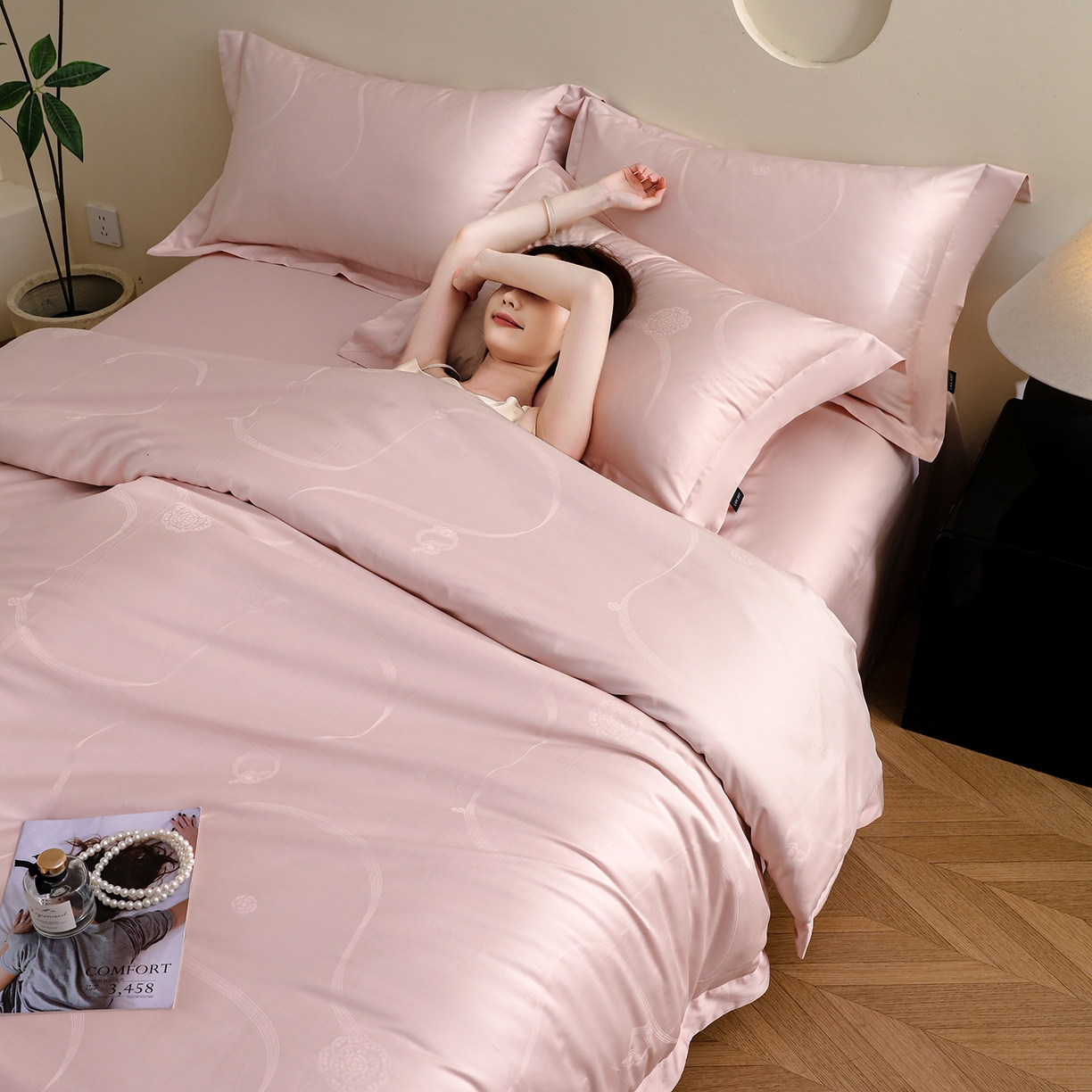 91家纺网 家纺一手货源 找家纺 洺兰家居 2025新款60支全棉新疆棉大提花拼角款四件套长绒棉贴边床单床笠床上用品套件专版（控价标准245加大260床笠255） 百合-浅粉