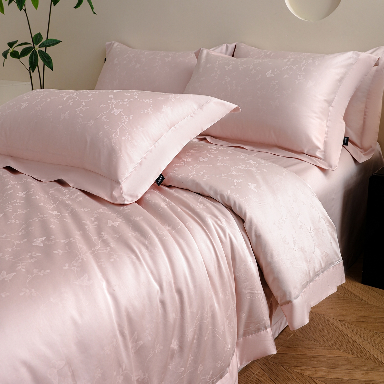 91家纺网 家纺一手货源 找家纺 洺兰家居 2025新款60支全棉新疆棉大提花拼角款四件套长绒棉贴边床单床笠床上用品套件专版（控价标准245加大260床笠255） 梦蝶-浅粉