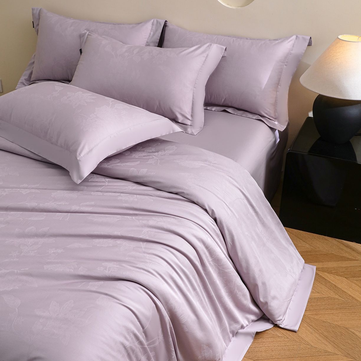 91家纺网 家纺一手货源 找家纺 洺兰家居 2025新款60支全棉新疆棉大提花拼角款四件套长绒棉贴边床单床笠床上用品套件专版（控价标准245加大260床笠255） 苏菲-浅紫