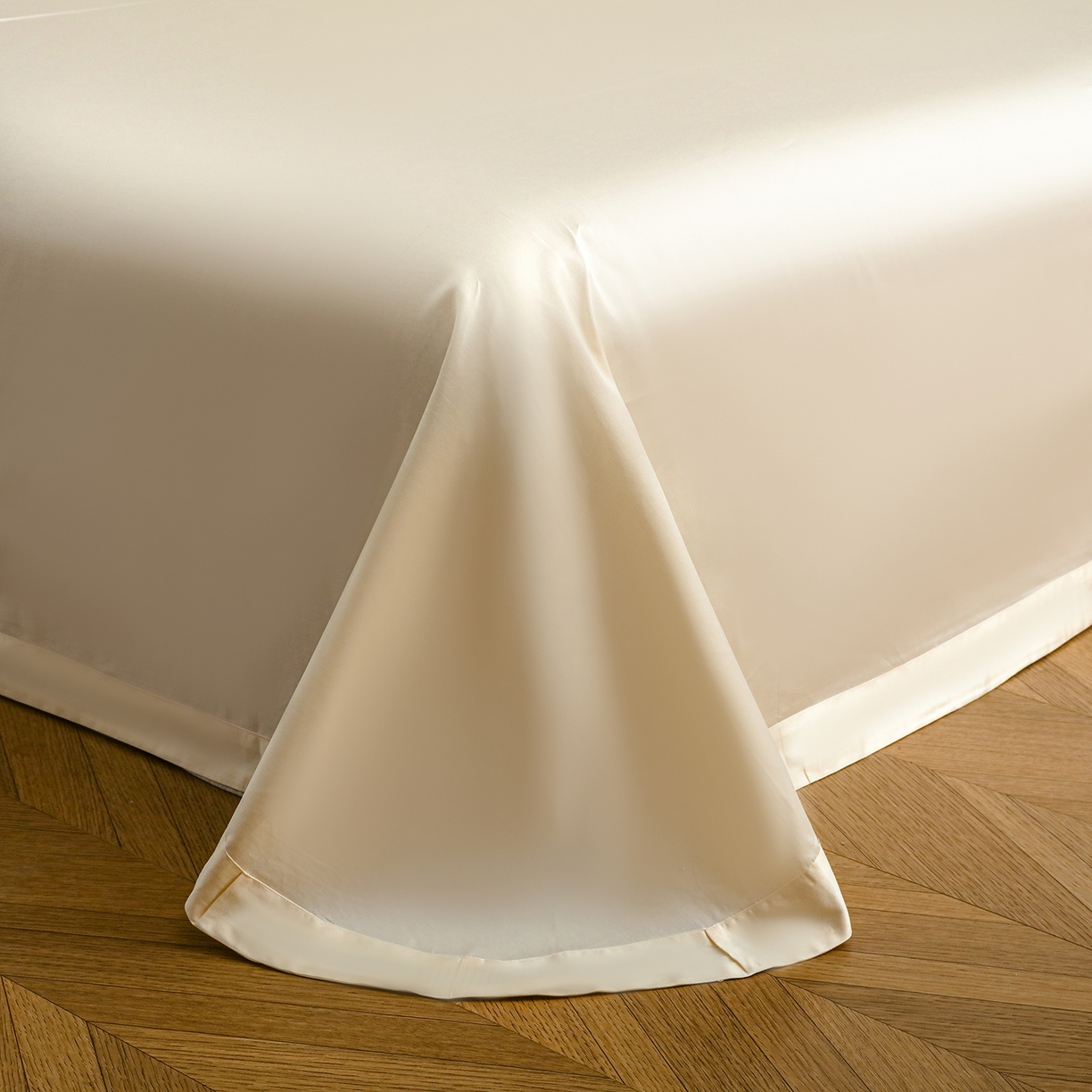 91家纺网 家纺一手货源 找家纺 洺兰家居 2025新款60支全棉新疆棉大提花拼角款四件套长绒棉贴边床单床笠床上用品套件专版（控价标准245加大260床笠255） 赫本-奶白