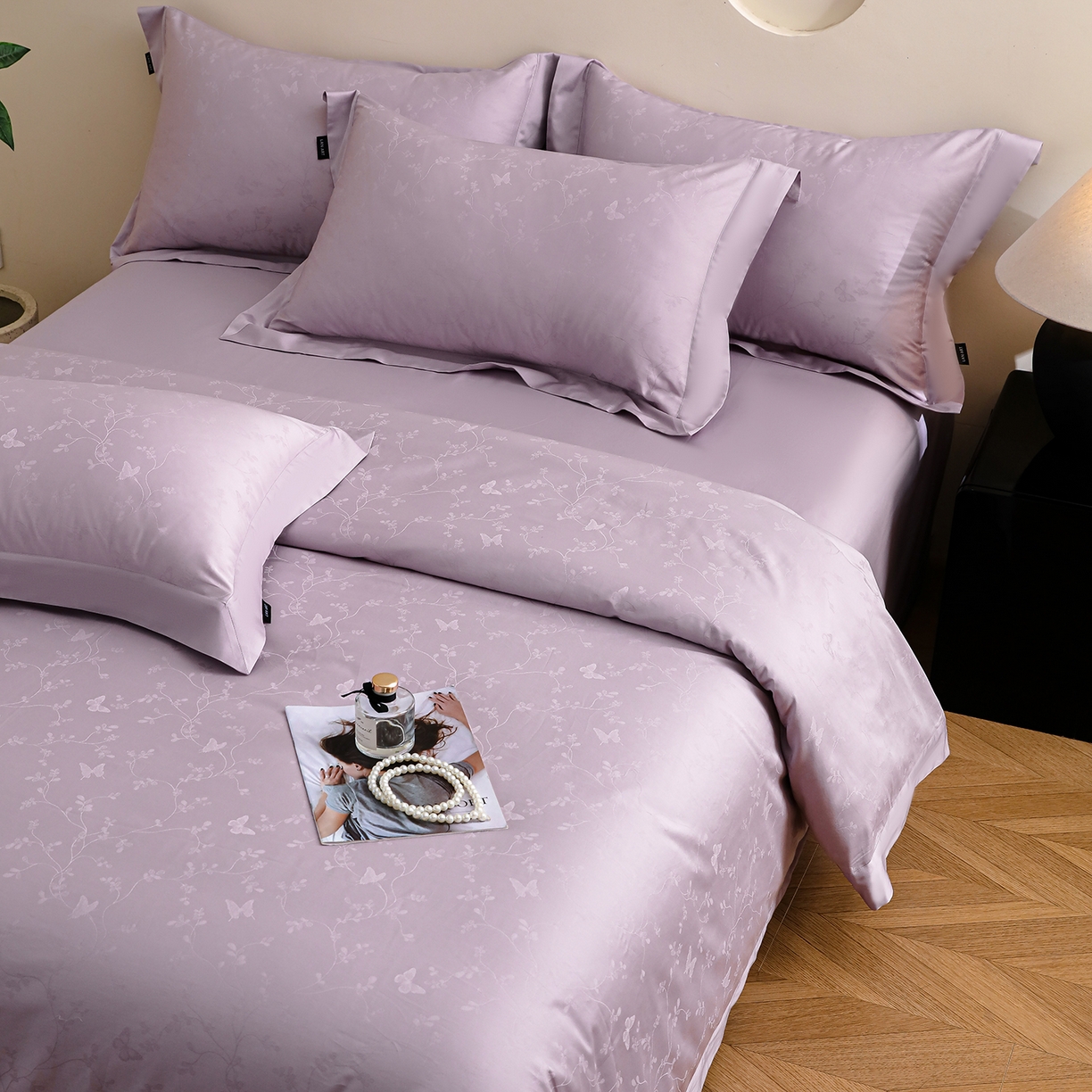 91家纺网 家纺一手货源 找家纺 洺兰家居 2025新款60支全棉新疆棉大提花拼角款四件套长绒棉贴边床单床笠床上用品套件专版（控价标准245加大260床笠255） 梦蝶-浅紫