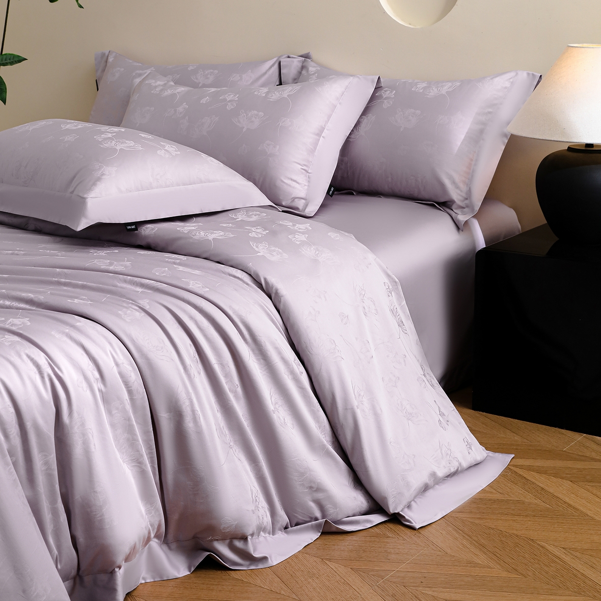 91家纺网 家纺一手货源 找家纺 洺兰家居 2025新款60支全棉新疆棉大提花拼角款四件套长绒棉贴边床单床笠床上用品套件专版（控价标准245加大260床笠255） 赫本-浅紫