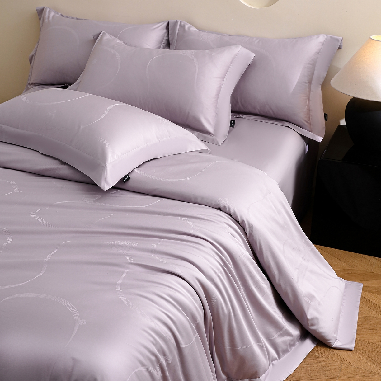 91家纺网 家纺一手货源 找家纺 洺兰家居 2025新款60支全棉新疆棉大提花拼角款四件套长绒棉贴边床单床笠床上用品套件专版（控价标准245加大260床笠255） 百合-浅紫