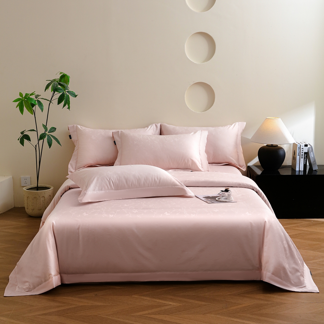 91家纺网 家纺一手货源 找家纺 洺兰家居 2025新款60支全棉新疆棉大提花拼角款四件套长绒棉贴边床单床笠床上用品套件专版（控价标准245加大260床笠255） 梦蝶-浅粉