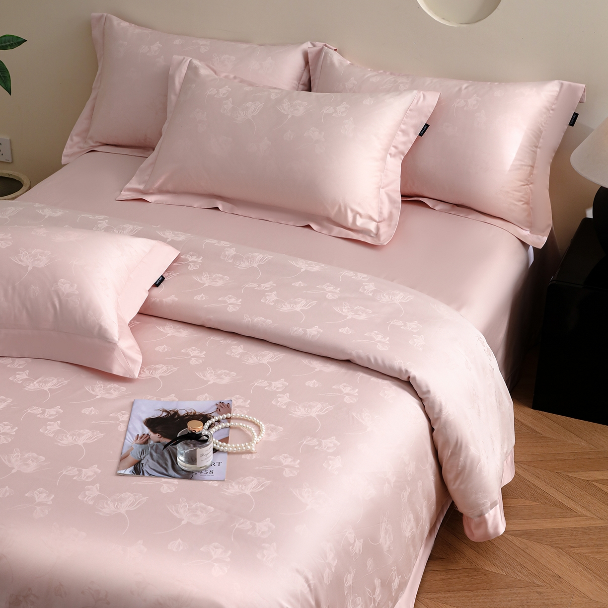 91家纺网 家纺一手货源 找家纺 洺兰家居 2025新款60支全棉新疆棉大提花拼角款四件套长绒棉贴边床单床笠床上用品套件专版（控价标准245加大260床笠255） 赫本-浅粉