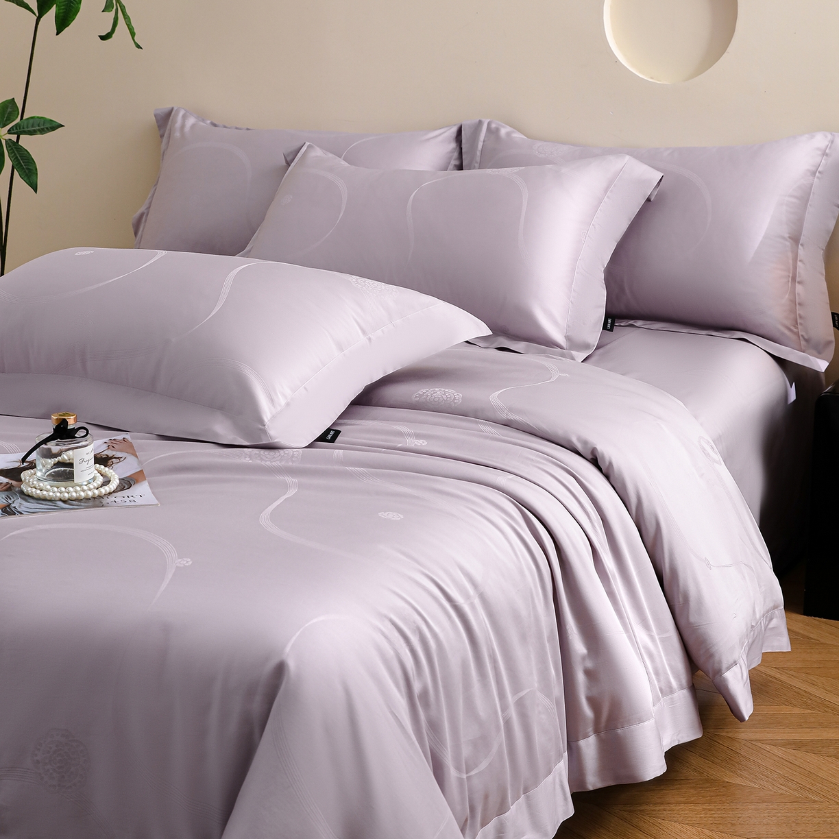 91家纺网 家纺一手货源 找家纺 洺兰家居 2025新款60支全棉新疆棉大提花拼角款四件套长绒棉贴边床单床笠床上用品套件专版（控价标准245加大260床笠255） 百合-浅紫