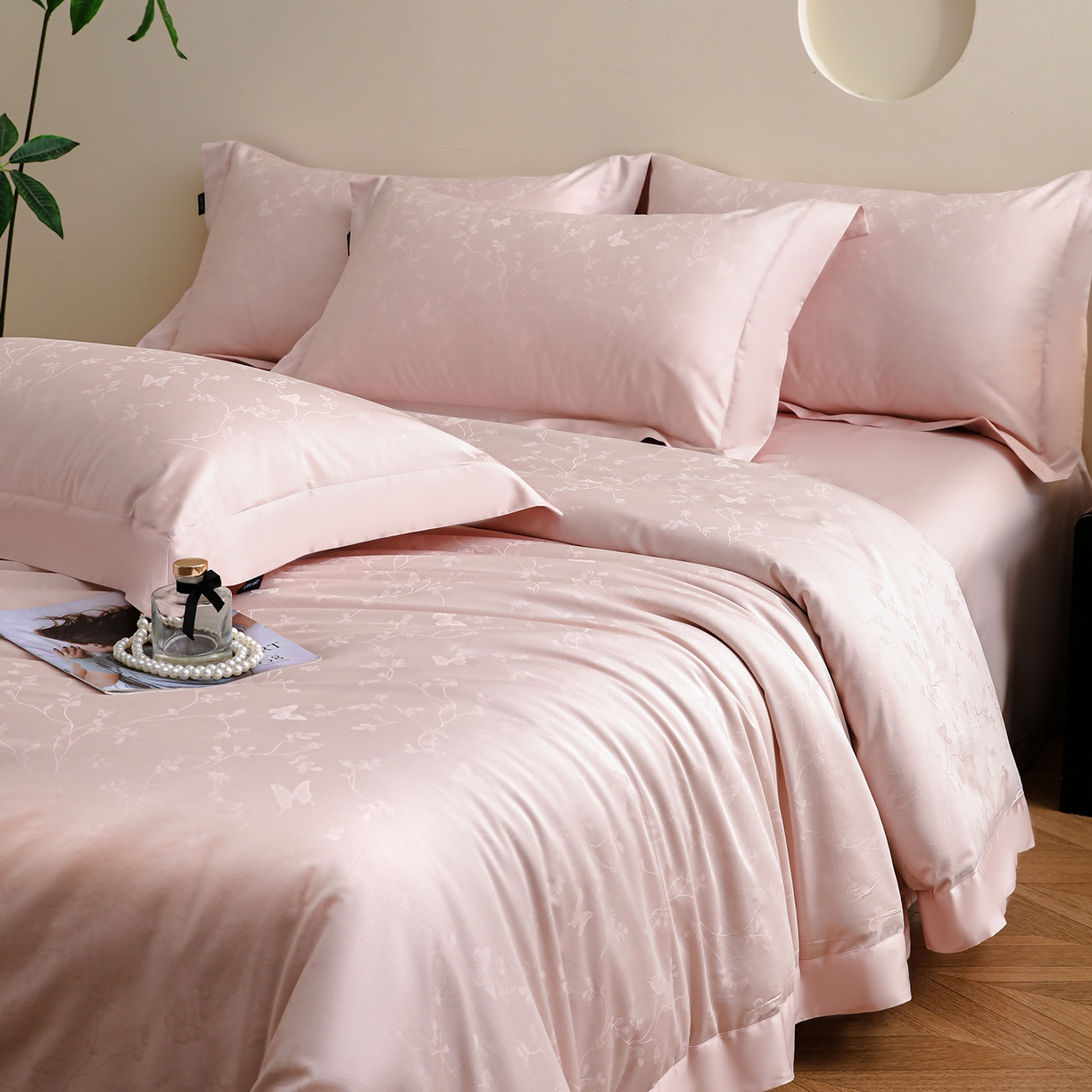 91家纺网 家纺一手货源 找家纺 洺兰家居 2025新款60支全棉新疆棉大提花拼角款四件套长绒棉贴边床单床笠床上用品套件专版（控价标准245加大260床笠255） 梦蝶-浅粉