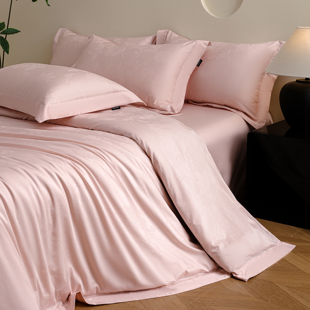 91家纺网 家纺一手货源 找家纺 洺兰家居 2025新款60支全棉新疆棉大提花拼角款四件套长绒棉贴边床单床笠床上用品套件专版（控价标准245加大260床笠255） 苏菲-浅粉