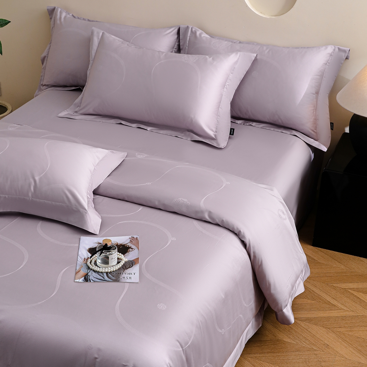 91家纺网 家纺一手货源 找家纺 洺兰家居 2025新款60支全棉新疆棉大提花拼角款四件套长绒棉贴边床单床笠床上用品套件专版（控价标准245加大260床笠255） 百合-浅紫