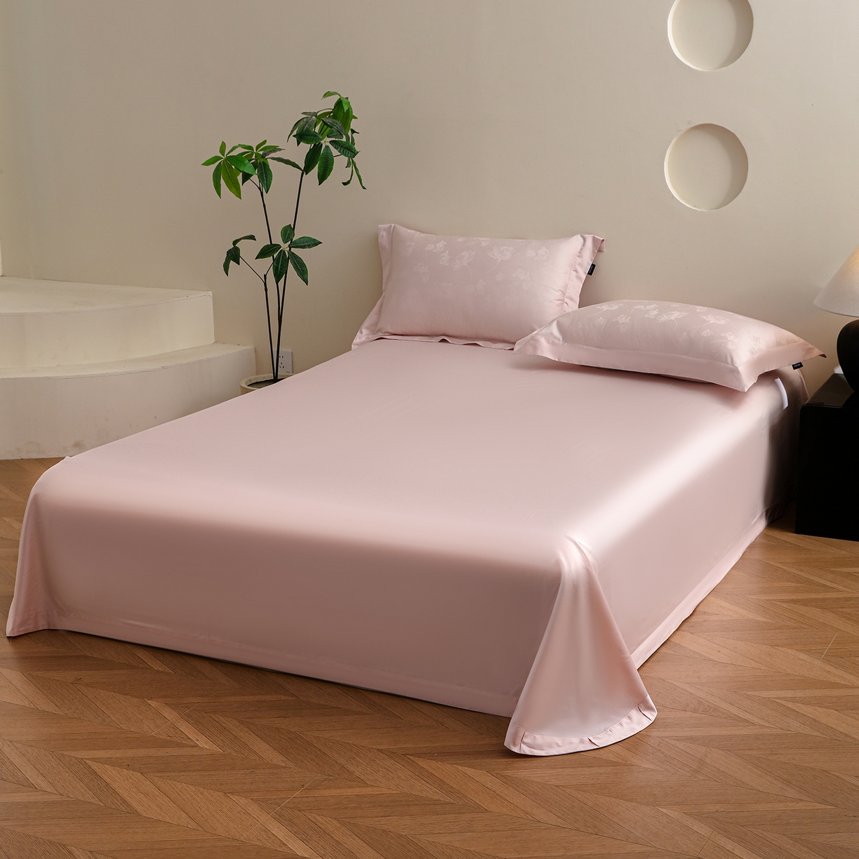 91家纺网 家纺一手货源 找家纺 洺兰家居 2025新款60支全棉新疆棉大提花拼角款四件套长绒棉贴边床单床笠床上用品套件专版（控价标准245加大260床笠255） 赫本-浅粉