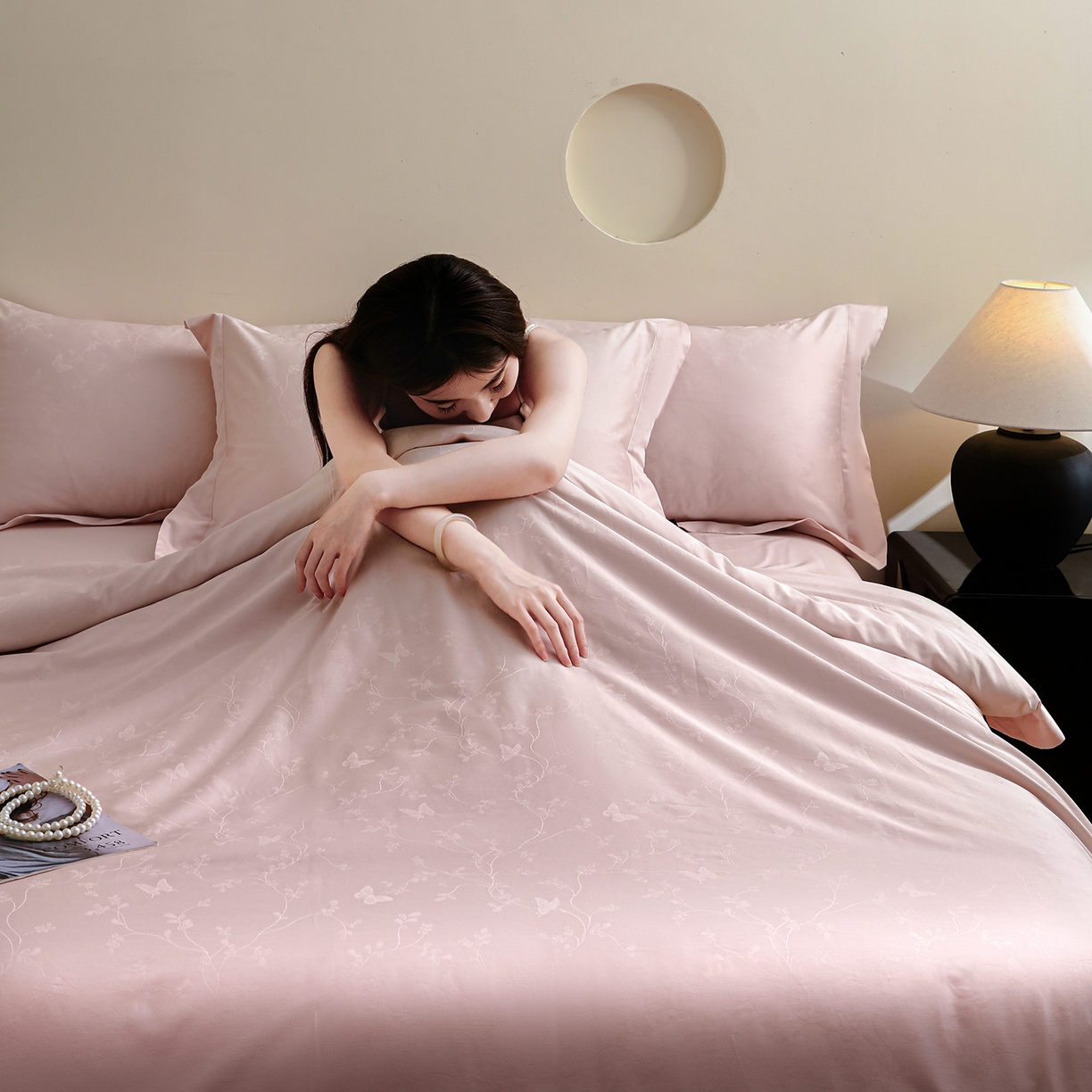 91家纺网 家纺一手货源 找家纺 洺兰家居 2025新款60支全棉新疆棉大提花拼角款四件套长绒棉贴边床单床笠床上用品套件专版（控价标准245加大260床笠255） 梦蝶-浅粉