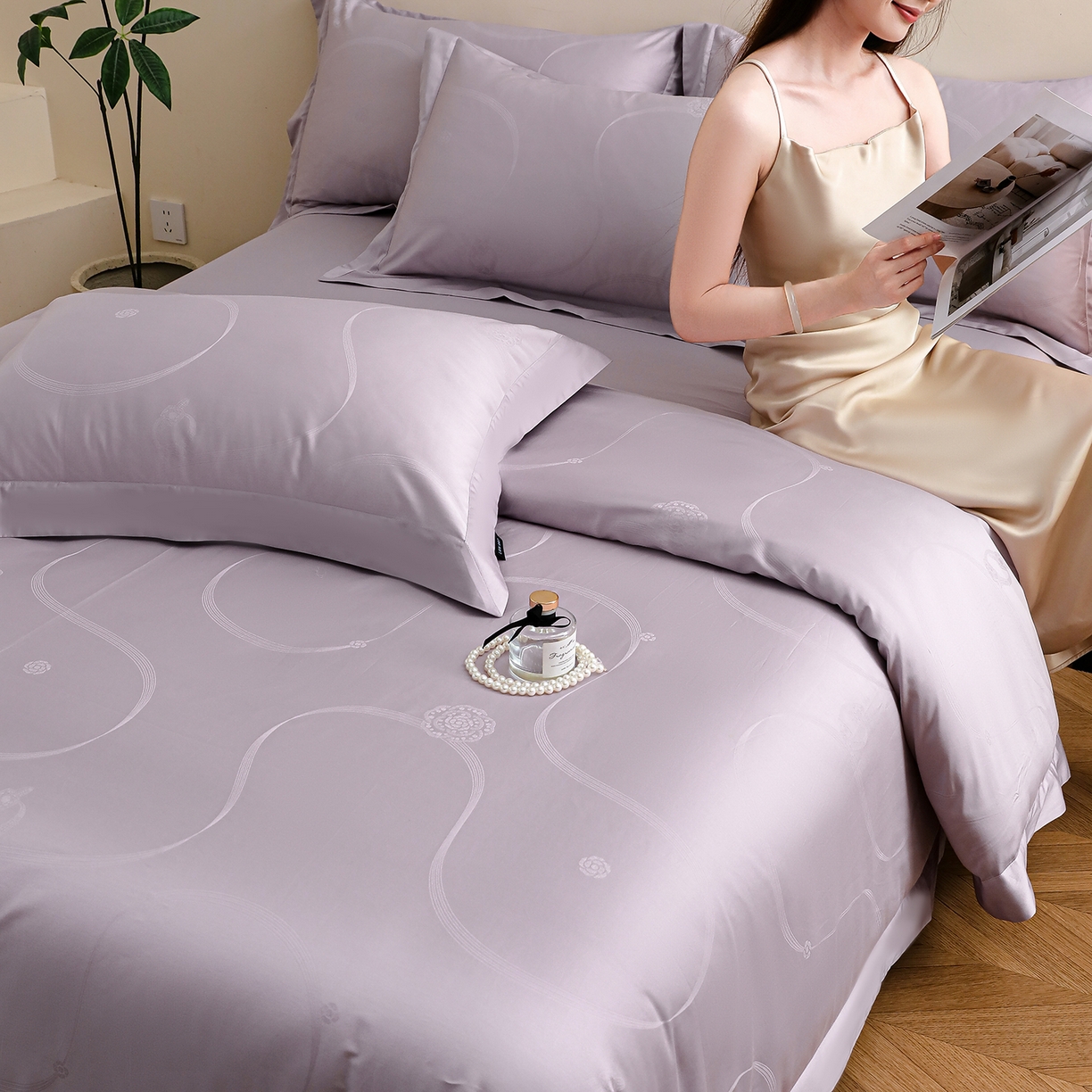 91家纺网 家纺一手货源 找家纺 洺兰家居 2025新款60支全棉新疆棉大提花拼角款四件套长绒棉贴边床单床笠床上用品套件专版（控价标准245加大260床笠255） 百合-浅紫