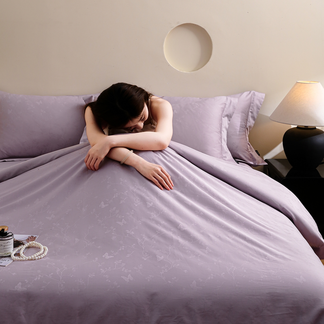 91家纺网 家纺一手货源 找家纺 洺兰家居 2025新款60支全棉新疆棉大提花拼角款四件套长绒棉贴边床单床笠床上用品套件专版（控价标准245加大260床笠255） 梦蝶-浅紫