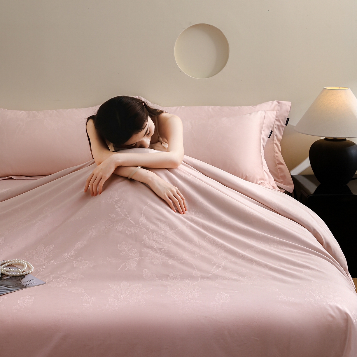 91家纺网 家纺一手货源 找家纺 洺兰家居 2025新款60支全棉新疆棉大提花拼角款四件套长绒棉贴边床单床笠床上用品套件专版（控价标准245加大260床笠255） 苏菲-浅粉