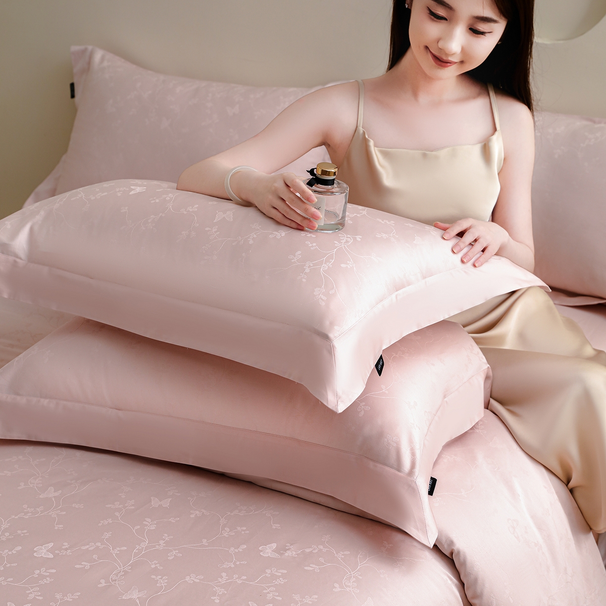 91家纺网 家纺一手货源 找家纺 洺兰家居 2025新款60支全棉新疆棉大提花拼角款四件套长绒棉贴边床单床笠床上用品套件专版（控价标准245加大260床笠255） 梦蝶-浅粉