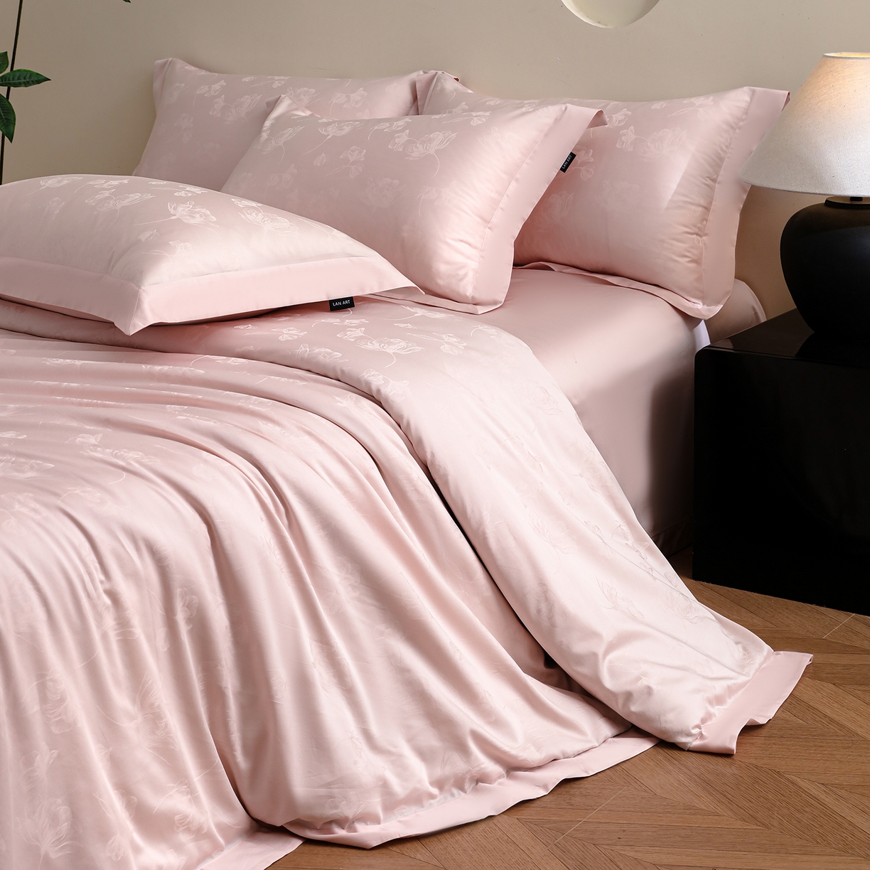 91家纺网 家纺一手货源 找家纺 洺兰家居 2025新款60支全棉新疆棉大提花拼角款四件套长绒棉贴边床单床笠床上用品套件专版（控价标准245加大260床笠255） 赫本-浅粉