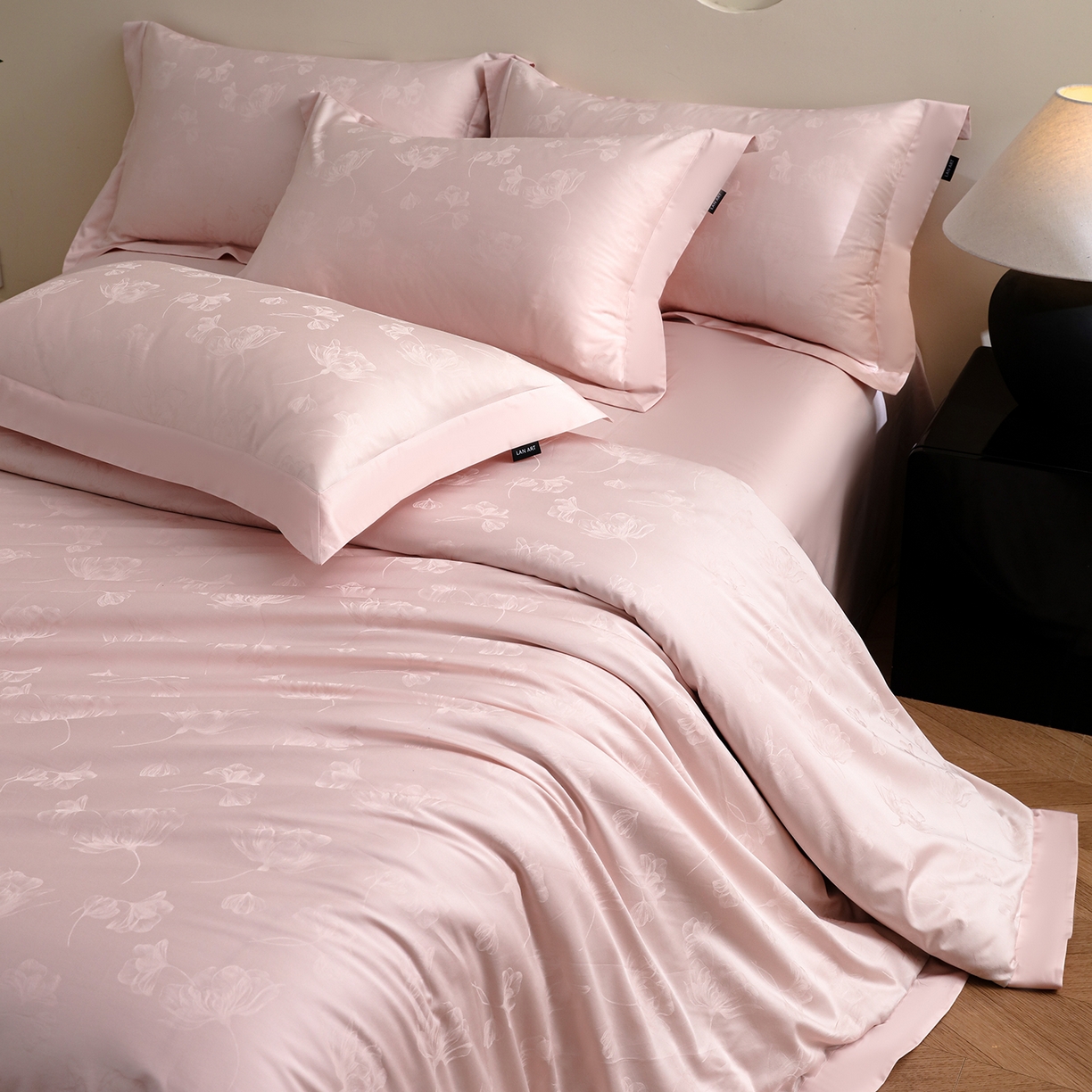 91家纺网 家纺一手货源 找家纺 洺兰家居 2025新款60支全棉新疆棉大提花拼角款四件套长绒棉贴边床单床笠床上用品套件专版（控价标准245加大260床笠255） 赫本-浅粉