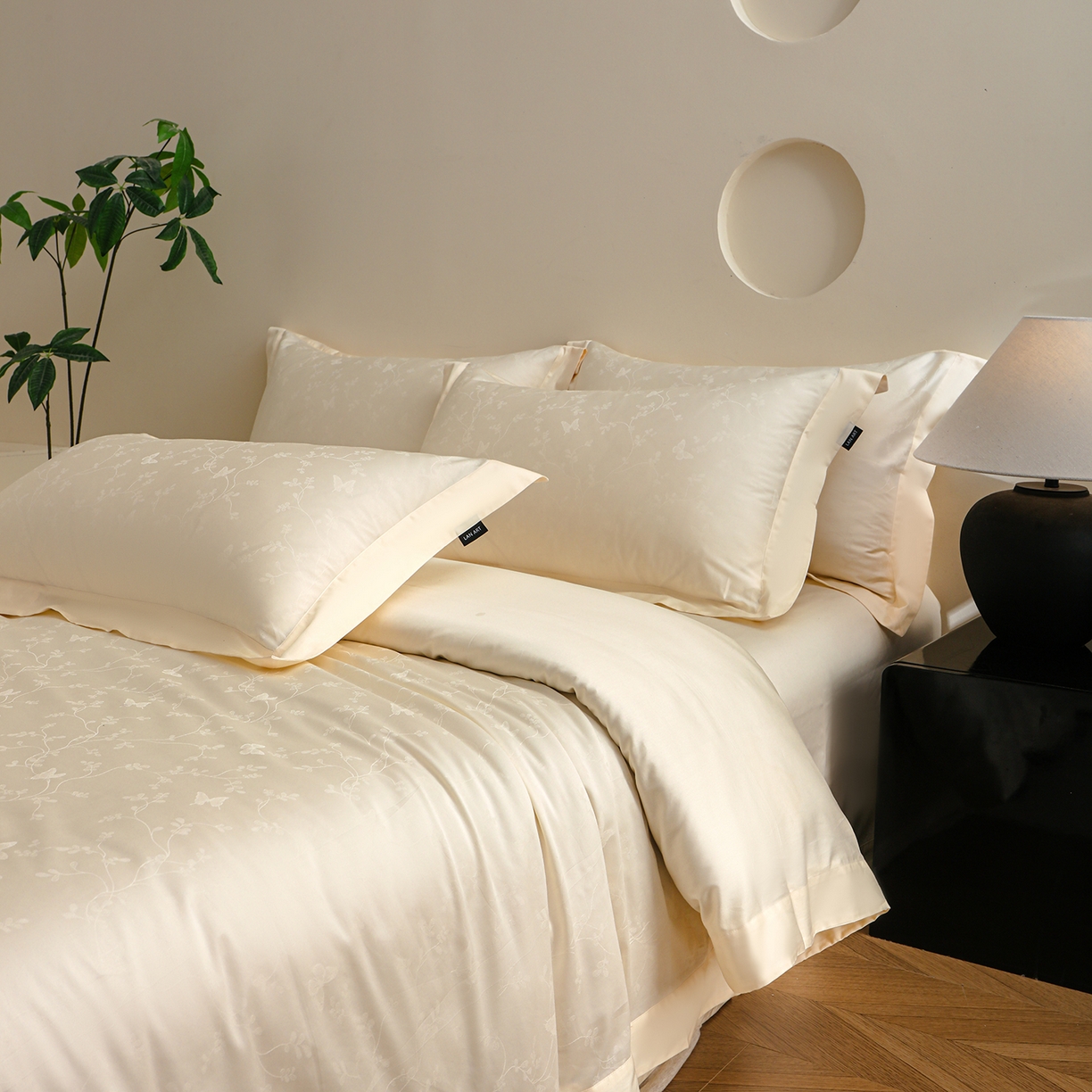 91家纺网 家纺一手货源 找家纺 洺兰家居 2025新款60支全棉新疆棉大提花拼角款四件套长绒棉贴边床单床笠床上用品套件专版（控价标准245加大260床笠255） 梦蝶-奶白