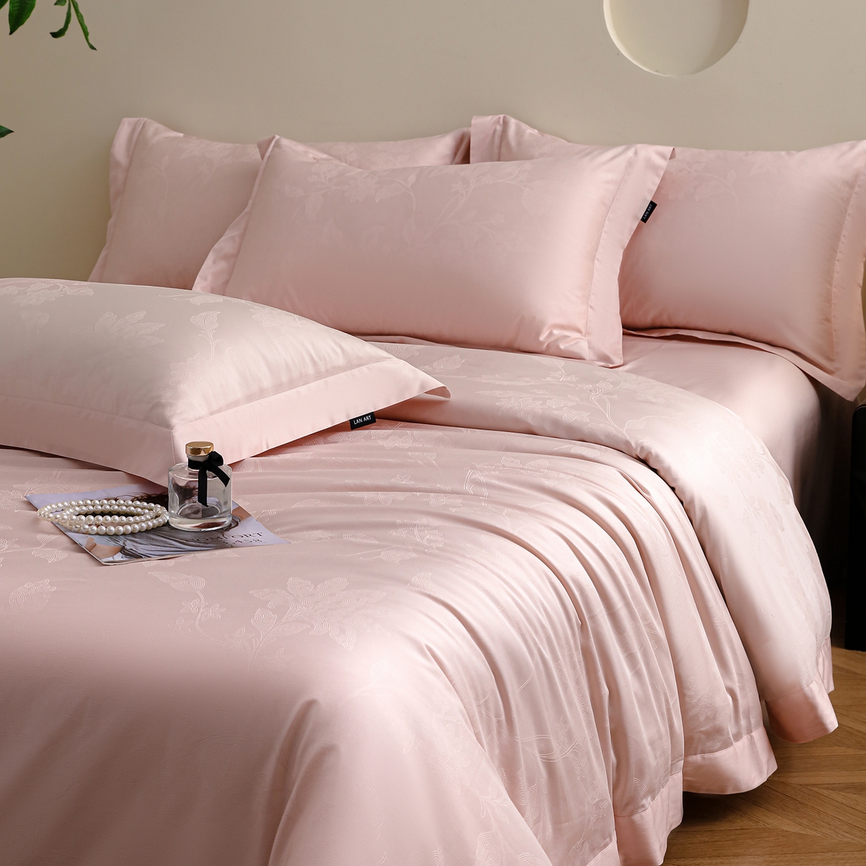 91家纺网 家纺一手货源 找家纺 洺兰家居 2025新款60支全棉新疆棉大提花拼角款四件套长绒棉贴边床单床笠床上用品套件专版（控价标准245加大260床笠255） 苏菲-浅粉