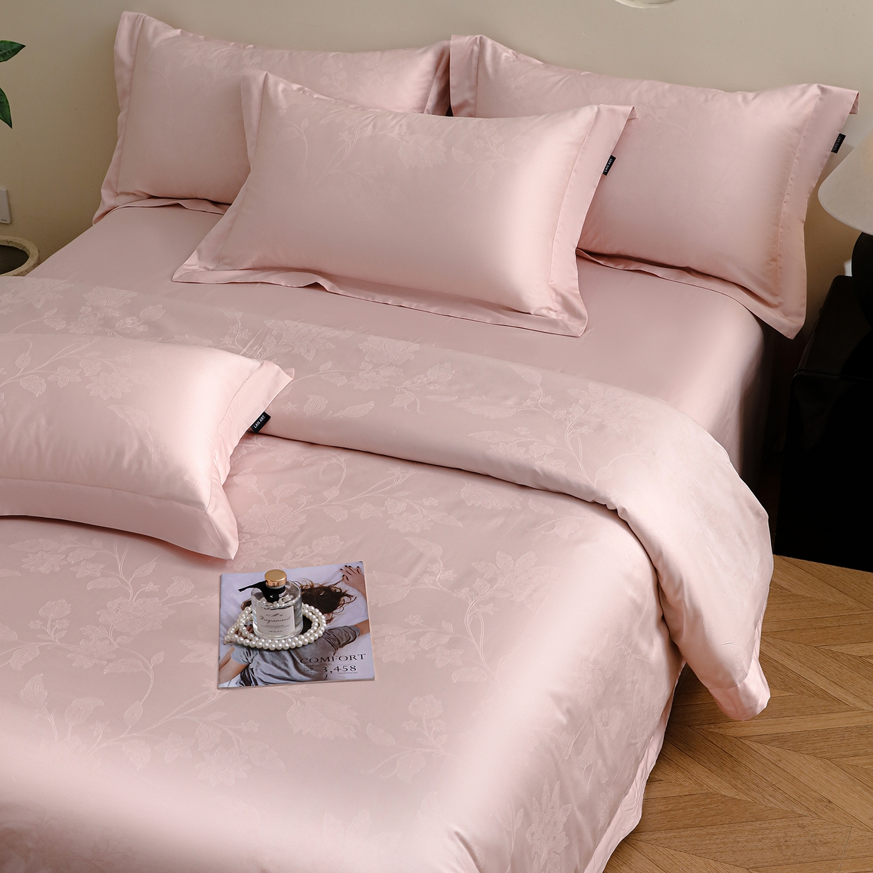 91家纺网 家纺一手货源 找家纺 洺兰家居 2025新款60支全棉新疆棉大提花拼角款四件套长绒棉贴边床单床笠床上用品套件专版（控价标准245加大260床笠255） 苏菲-浅粉