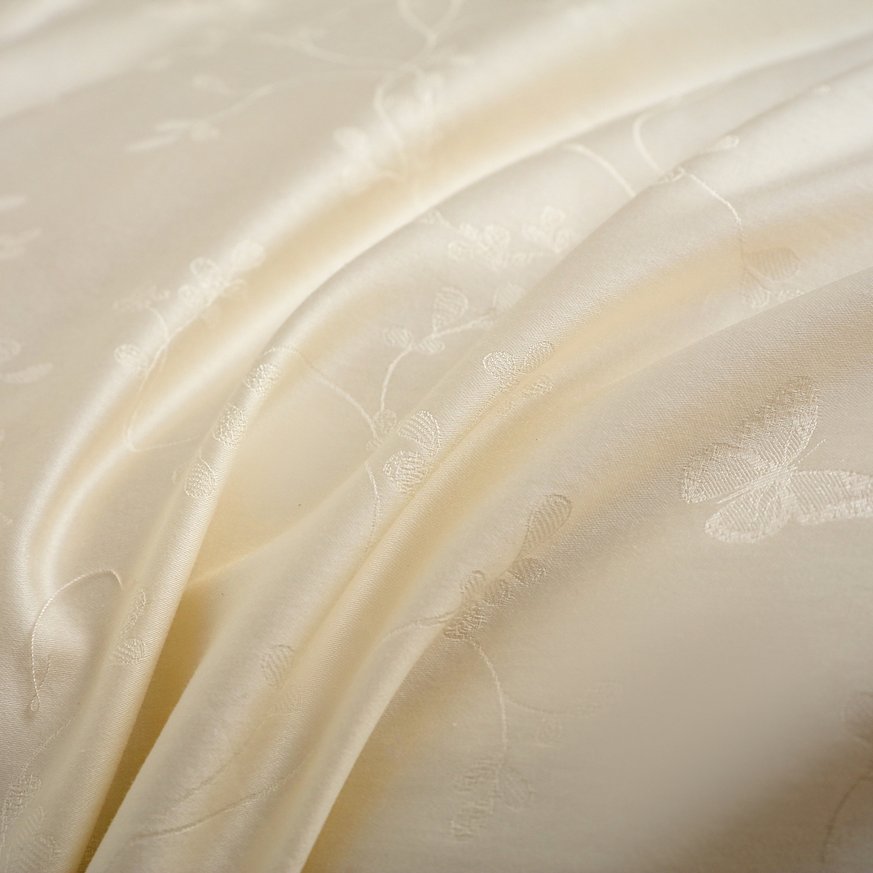 91家纺网 家纺一手货源 找家纺 洺兰家居 2025新款60支全棉新疆棉大提花拼角款四件套长绒棉贴边床单床笠床上用品套件专版（控价标准245加大260床笠255） 梦蝶-奶白