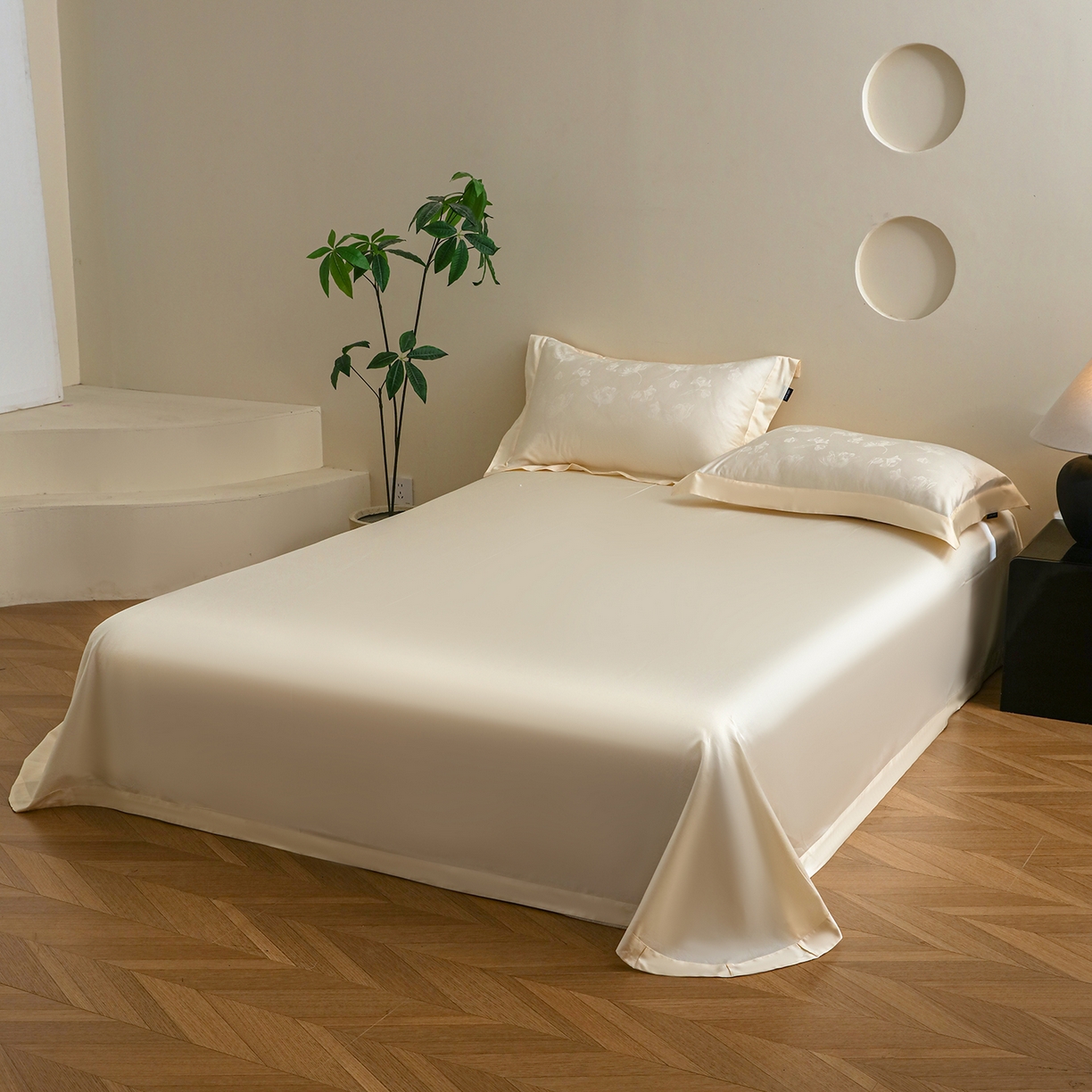 91家纺网 家纺一手货源 找家纺 洺兰家居 2025新款60支全棉新疆棉大提花拼角款四件套长绒棉贴边床单床笠床上用品套件专版（控价标准245加大260床笠255） 赫本-奶白