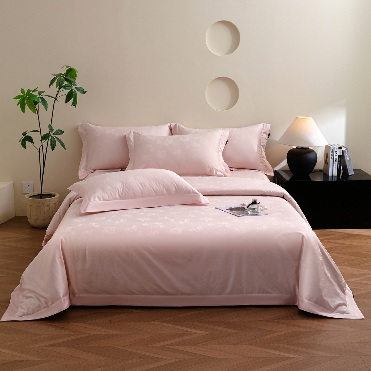 91家纺网 家纺一手货源 找家纺 洺兰家居 2025新款60支全棉新疆棉大提花拼角款四件套长绒棉贴边床单床笠床上用品套件专版（控价标准245加大260床笠255） 赫本-浅粉