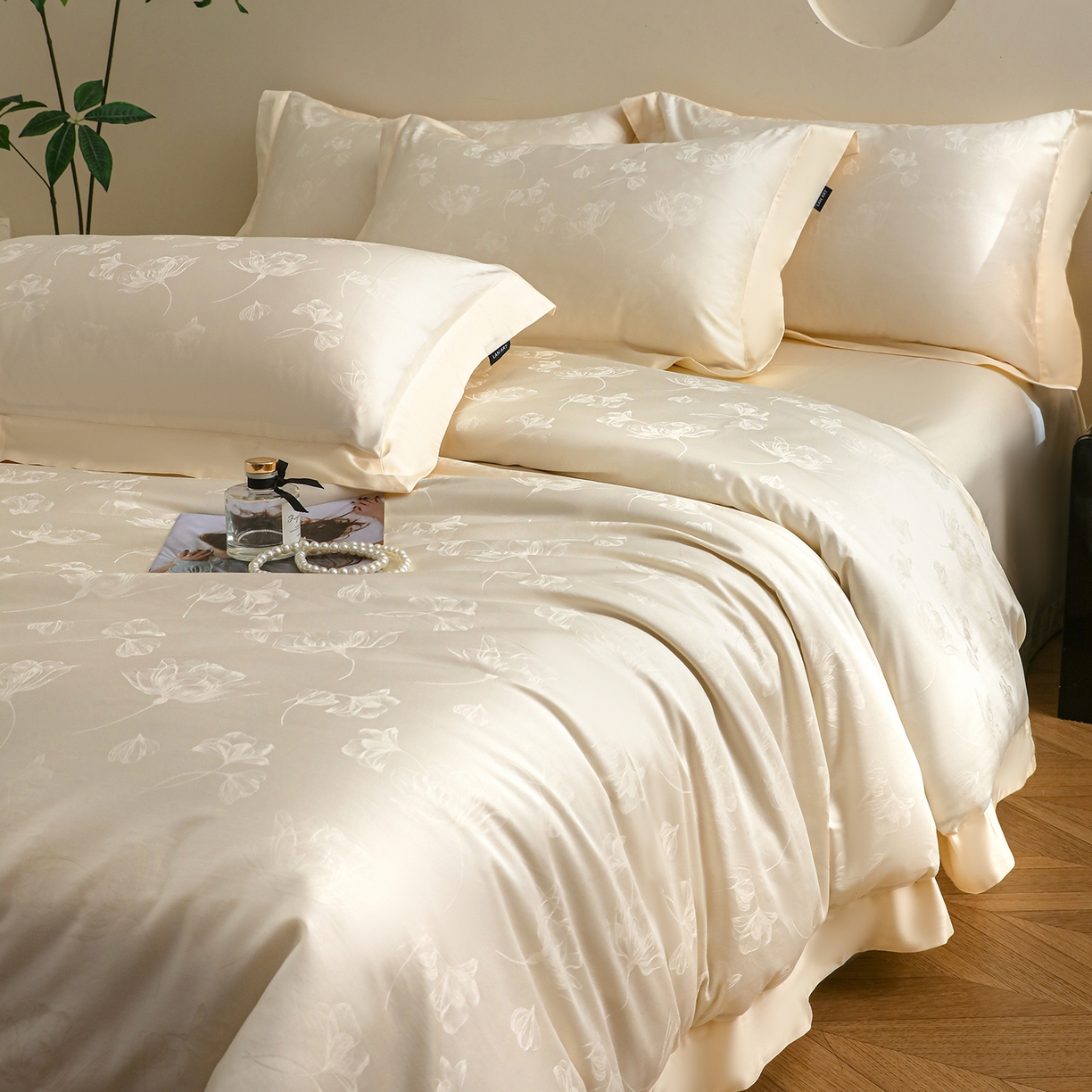 91家纺网 家纺一手货源 找家纺 洺兰家居 2025新款60支全棉新疆棉大提花拼角款四件套长绒棉贴边床单床笠床上用品套件专版（控价标准245加大260床笠255） 赫本-奶白