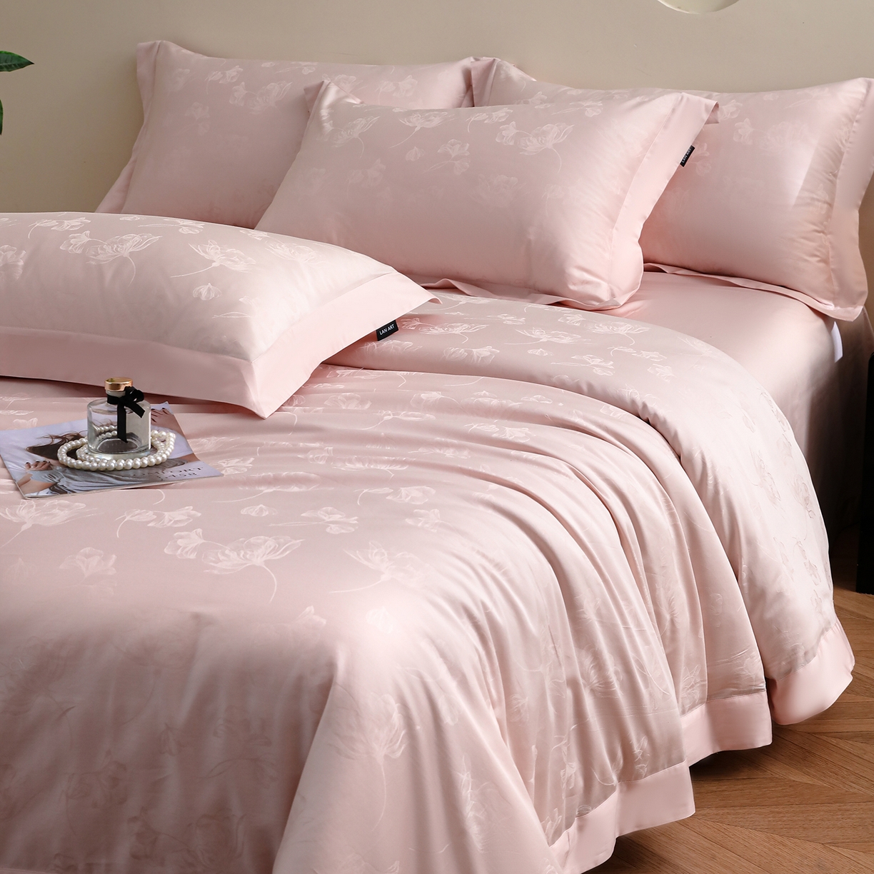 91家纺网 家纺一手货源 找家纺 洺兰家居 2025新款60支全棉新疆棉大提花拼角款四件套长绒棉贴边床单床笠床上用品套件专版（控价标准245加大260床笠255） 赫本-浅粉