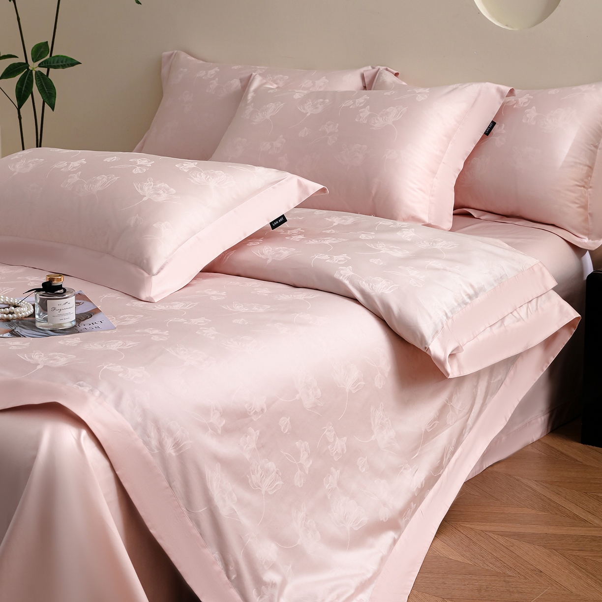 91家纺网 家纺一手货源 找家纺 洺兰家居 2025新款60支全棉新疆棉大提花拼角款四件套长绒棉贴边床单床笠床上用品套件专版（控价标准245加大260床笠255） 赫本-浅粉