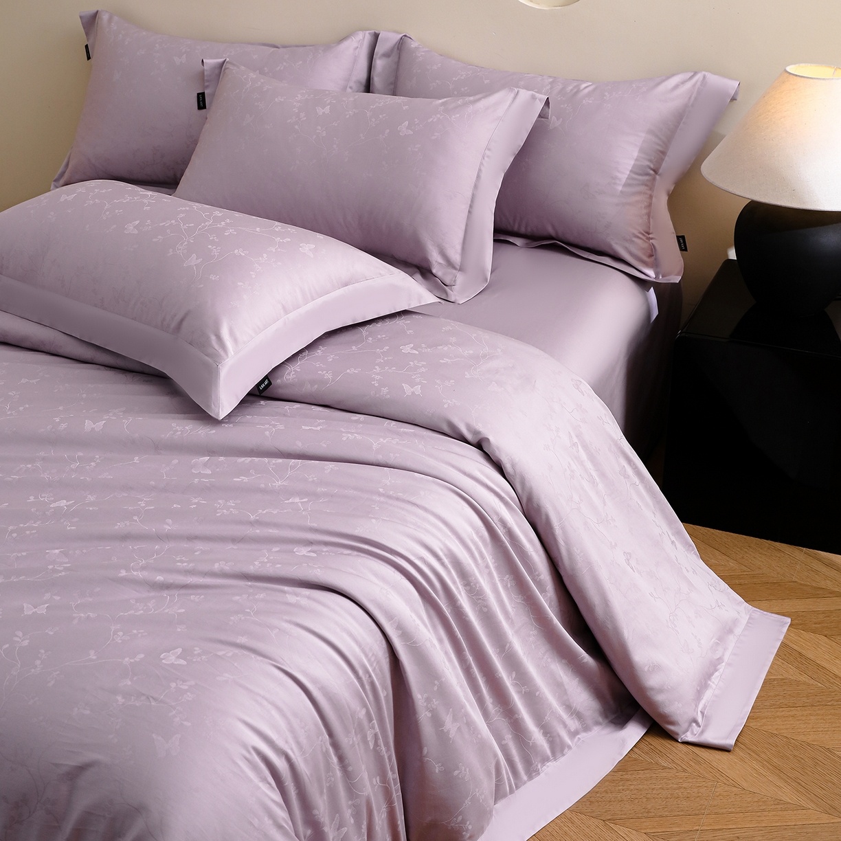 91家纺网 家纺一手货源 找家纺 洺兰家居 2025新款60支全棉新疆棉大提花拼角款四件套长绒棉贴边床单床笠床上用品套件专版（控价标准245加大260床笠255） 梦蝶-浅紫