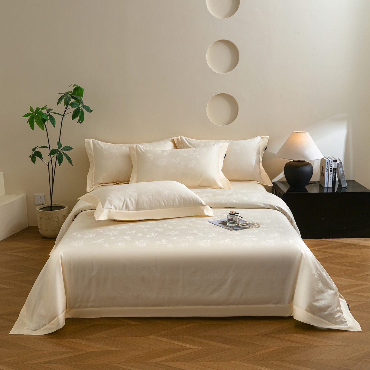 91家纺网 家纺一手货源 找家纺 洺兰家居 2025新款60支全棉新疆棉大提花拼角款四件套长绒棉贴边床单床笠床上用品套件专版（控价标准245加大260床笠255） 赫本-奶白