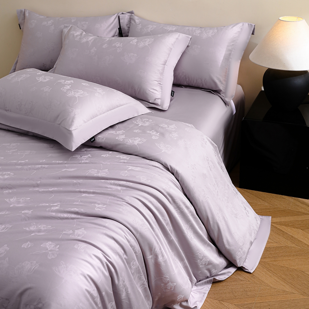 91家纺网 家纺一手货源 找家纺 洺兰家居 2025新款60支全棉新疆棉大提花拼角款四件套长绒棉贴边床单床笠床上用品套件专版（控价标准245加大260床笠255） 赫本-浅紫