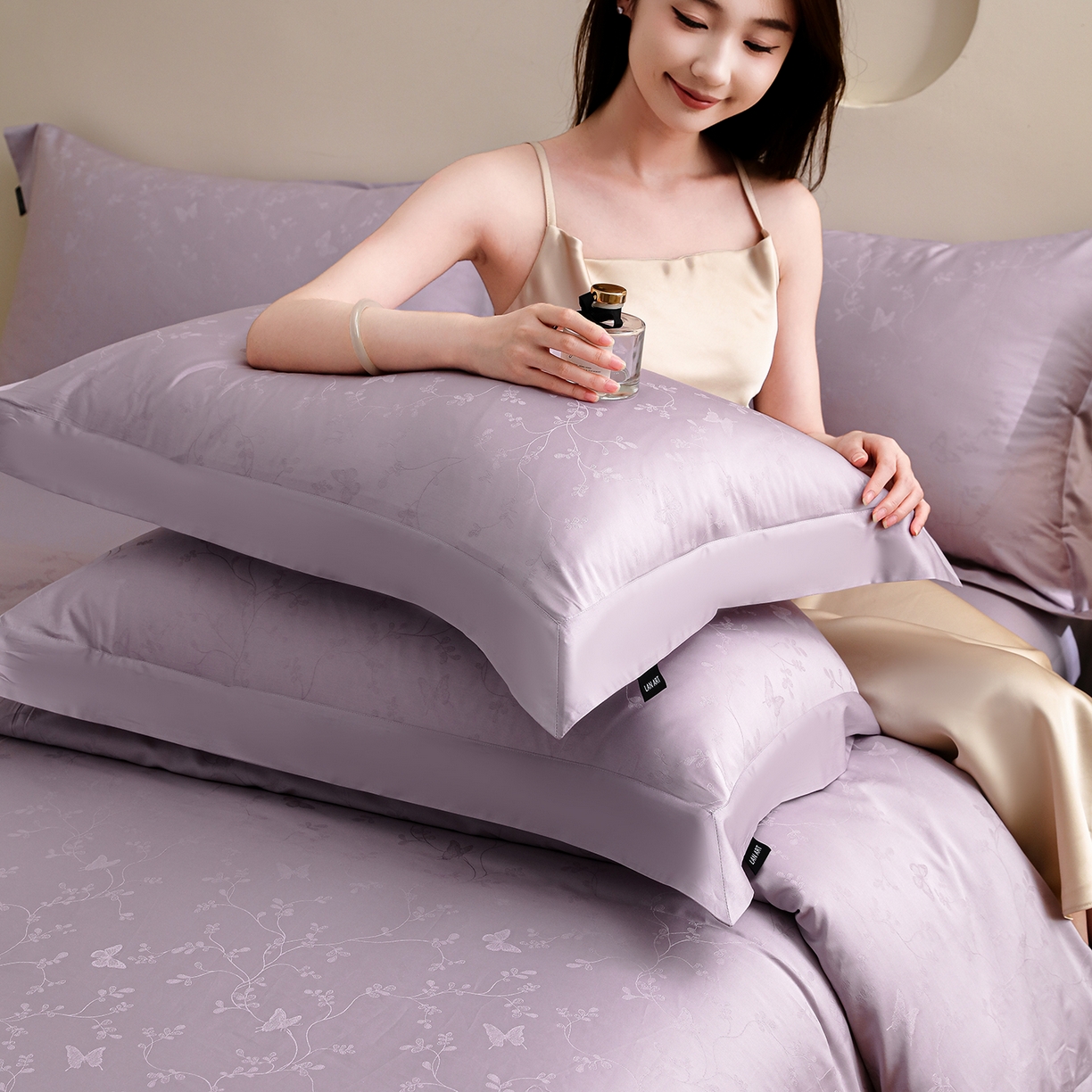 91家纺网 家纺一手货源 找家纺 洺兰家居 2025新款60支全棉新疆棉大提花拼角款四件套长绒棉贴边床单床笠床上用品套件专版（控价标准245加大260床笠255） 梦蝶-浅紫