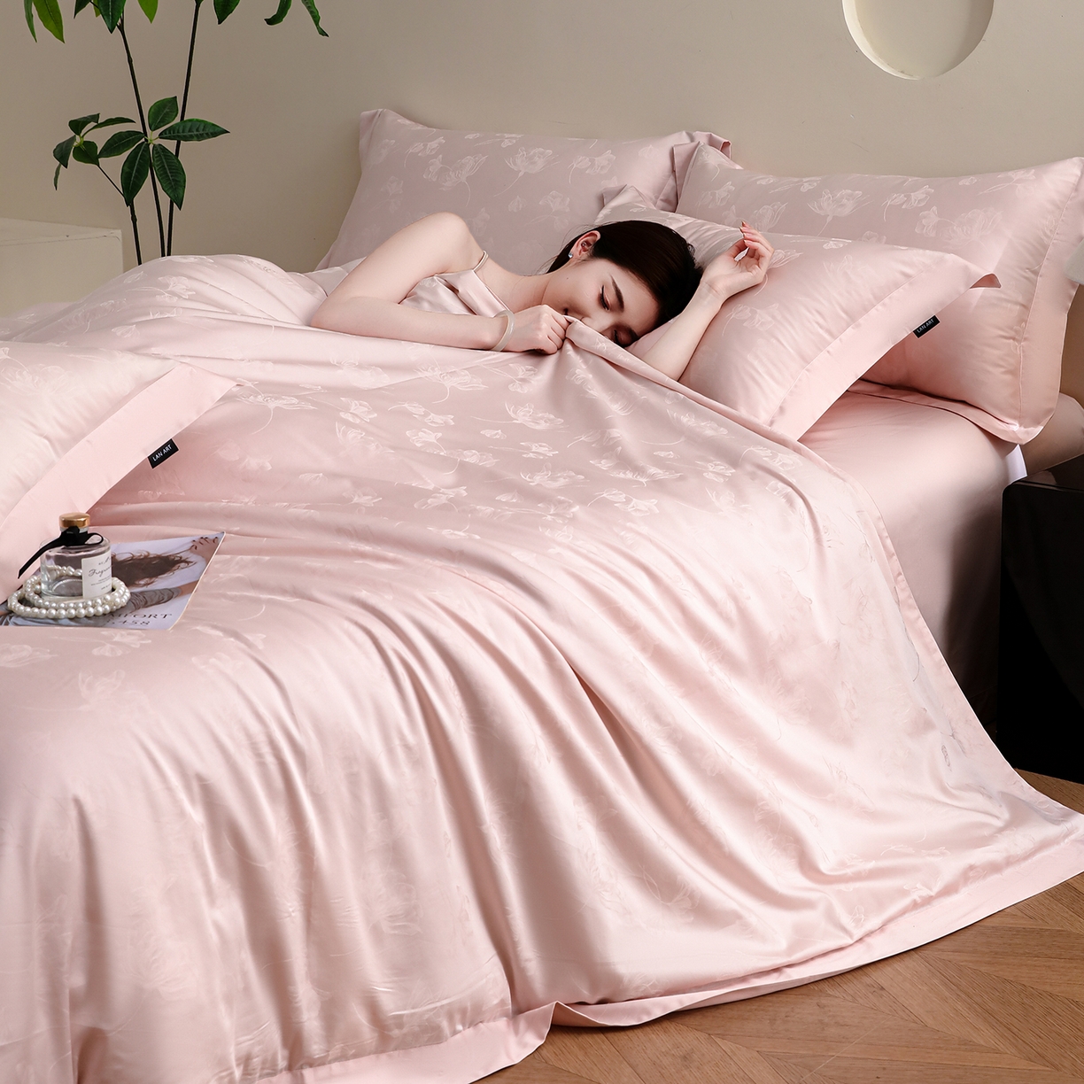 91家纺网 家纺一手货源 找家纺 洺兰家居 2025新款60支全棉新疆棉大提花拼角款四件套长绒棉贴边床单床笠床上用品套件专版（控价标准245加大260床笠255） 赫本-浅粉