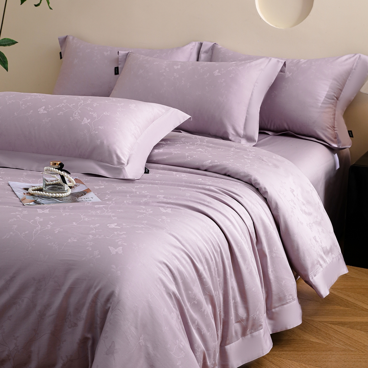 91家纺网 家纺一手货源 找家纺 洺兰家居 2025新款60支全棉新疆棉大提花拼角款四件套长绒棉贴边床单床笠床上用品套件专版（控价标准245加大260床笠255） 梦蝶-浅紫