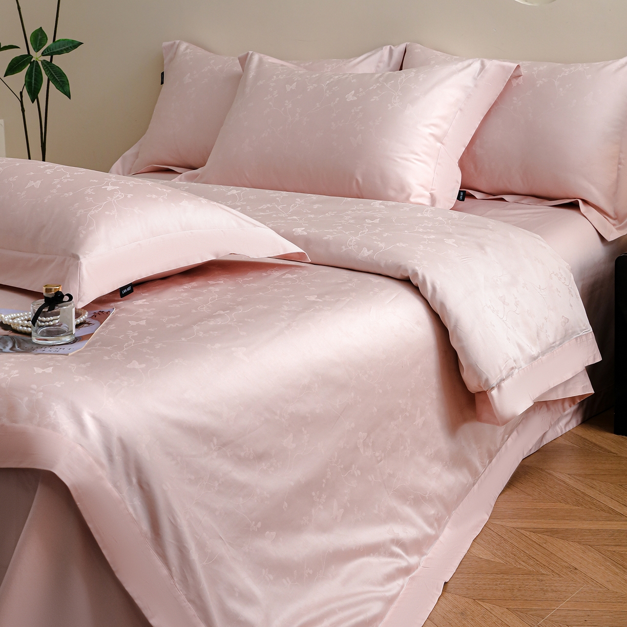 91家纺网 家纺一手货源 找家纺 洺兰家居 2025新款60支全棉新疆棉大提花拼角款四件套长绒棉贴边床单床笠床上用品套件专版（控价标准245加大260床笠255） 梦蝶-浅粉