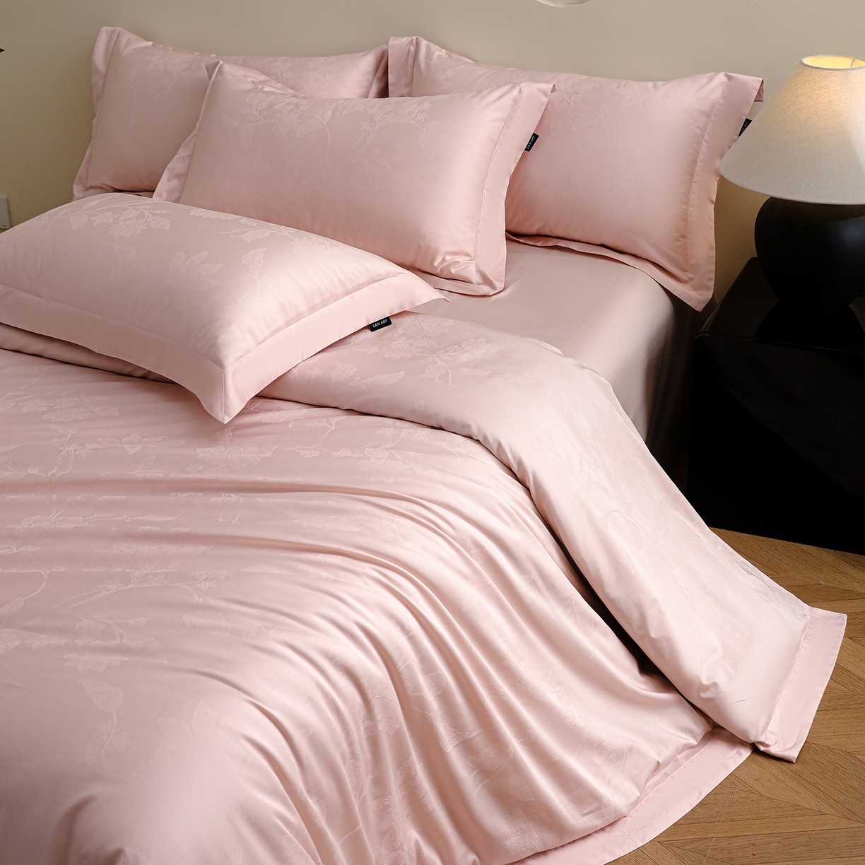 91家纺网 家纺一手货源 找家纺 洺兰家居 2025新款60支全棉新疆棉大提花拼角款四件套长绒棉贴边床单床笠床上用品套件专版（控价标准245加大260床笠255） 苏菲-浅粉