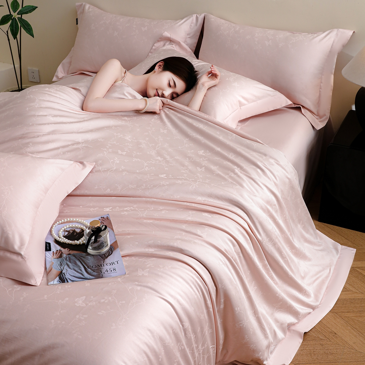 91家纺网 家纺一手货源 找家纺 洺兰家居 2025新款60支全棉新疆棉大提花拼角款四件套长绒棉贴边床单床笠床上用品套件专版（控价标准245加大260床笠255） 梦蝶-浅粉