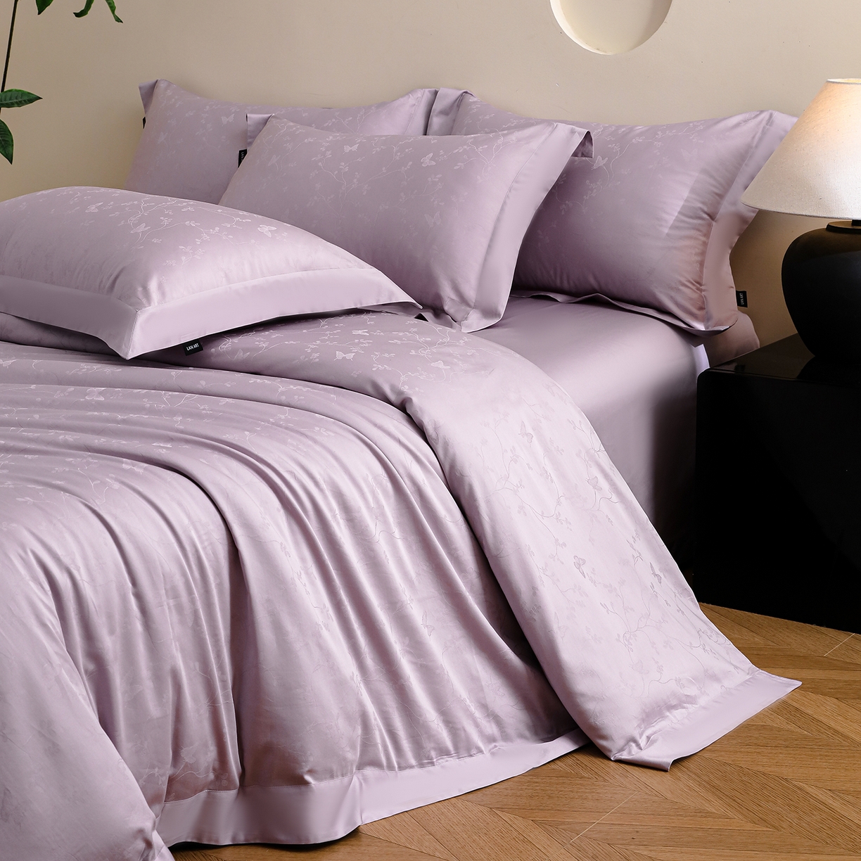 91家纺网 家纺一手货源 找家纺 洺兰家居 2025新款60支全棉新疆棉大提花拼角款四件套长绒棉贴边床单床笠床上用品套件专版（控价标准245加大260床笠255） 梦蝶-浅紫