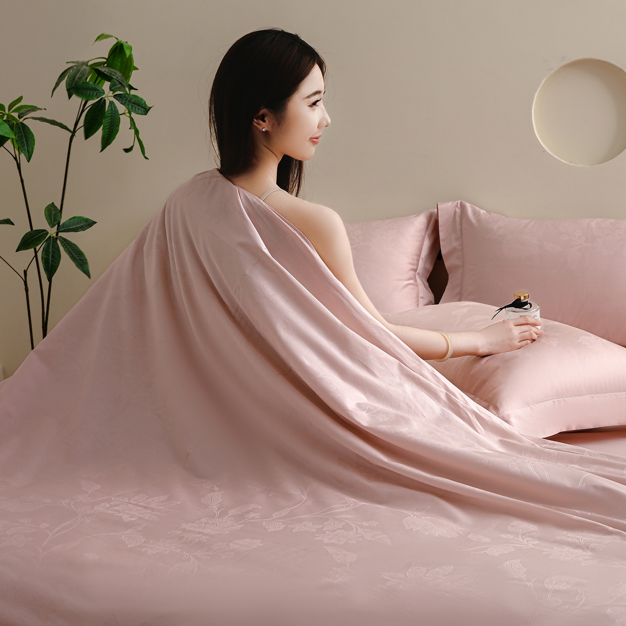 91家纺网 家纺一手货源 找家纺 洺兰家居 2025新款60支全棉新疆棉大提花拼角款四件套长绒棉贴边床单床笠床上用品套件专版（控价标准245加大260床笠255） 苏菲-浅粉