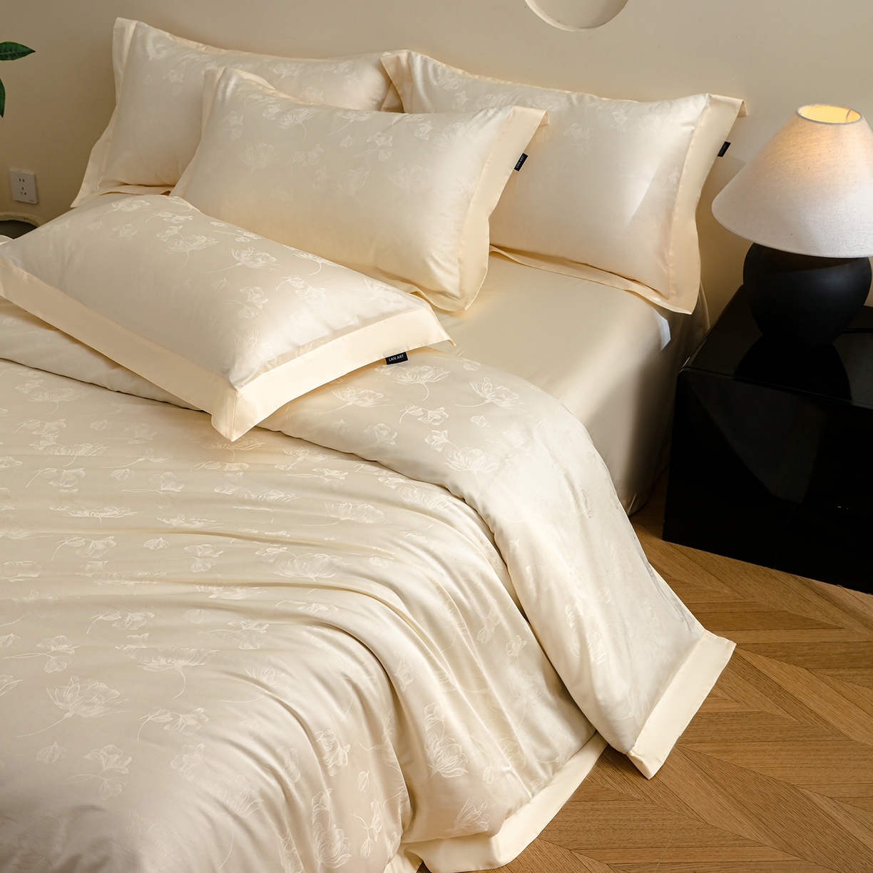 91家纺网 家纺一手货源 找家纺 洺兰家居 2025新款60支全棉新疆棉大提花拼角款四件套长绒棉贴边床单床笠床上用品套件专版（控价标准245加大260床笠255） 赫本-奶白