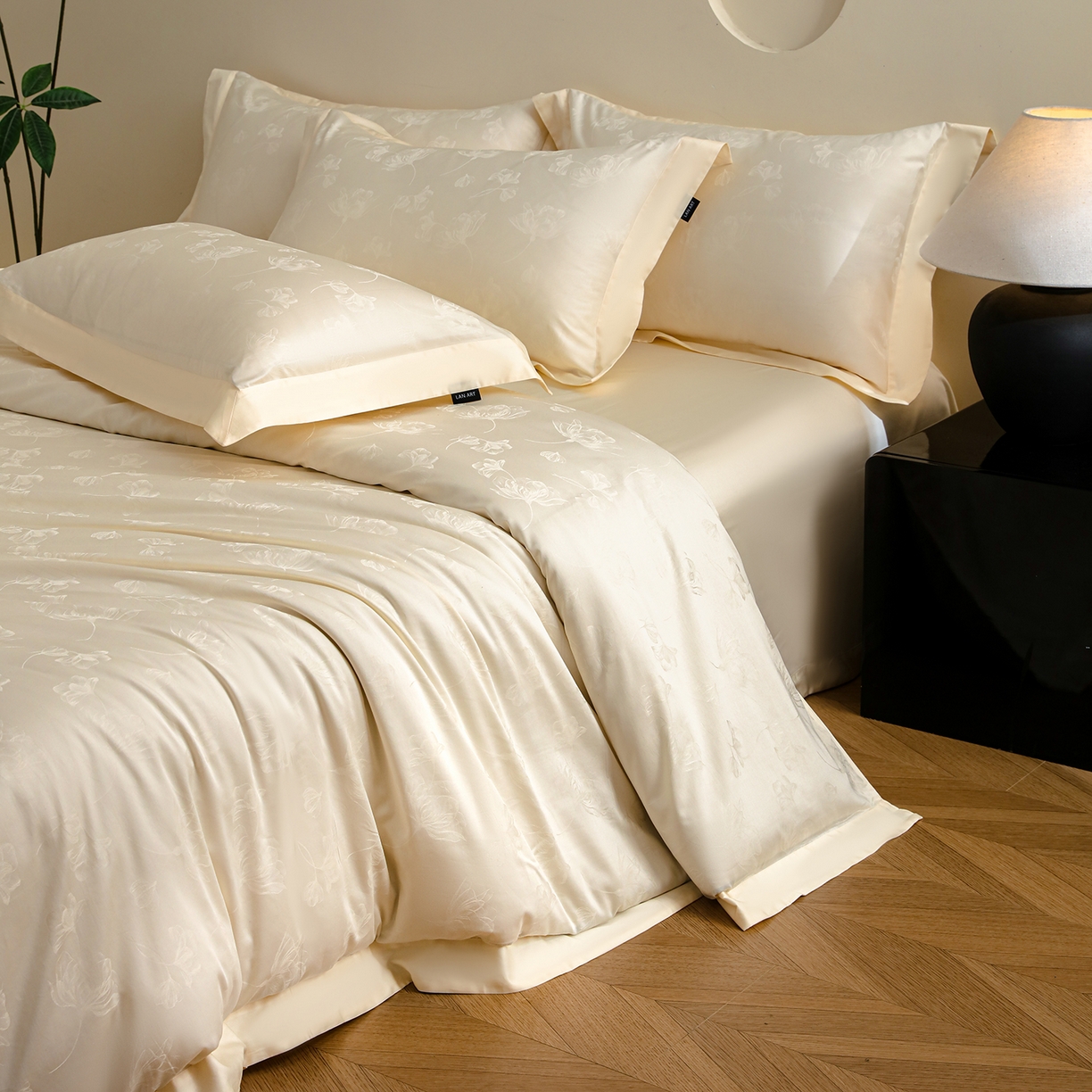 91家纺网 家纺一手货源 找家纺 洺兰家居 2025新款60支全棉新疆棉大提花拼角款四件套长绒棉贴边床单床笠床上用品套件专版（控价标准245加大260床笠255） 赫本-奶白