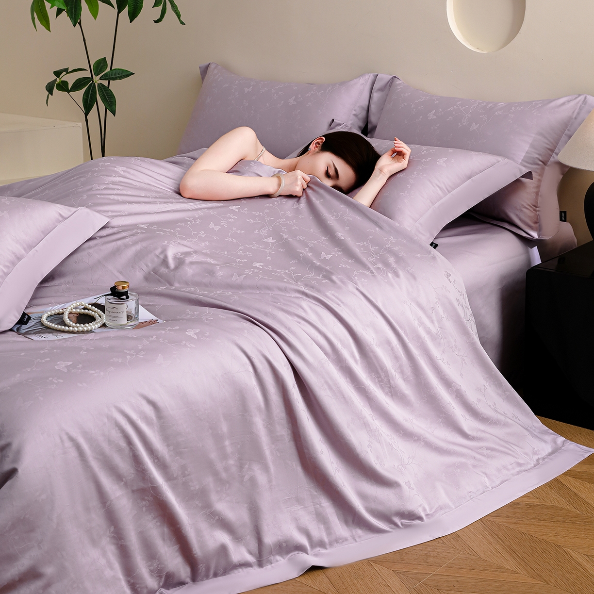 91家纺网 家纺一手货源 找家纺 洺兰家居 2025新款60支全棉新疆棉大提花拼角款四件套长绒棉贴边床单床笠床上用品套件专版（控价标准245加大260床笠255） 梦蝶-浅紫