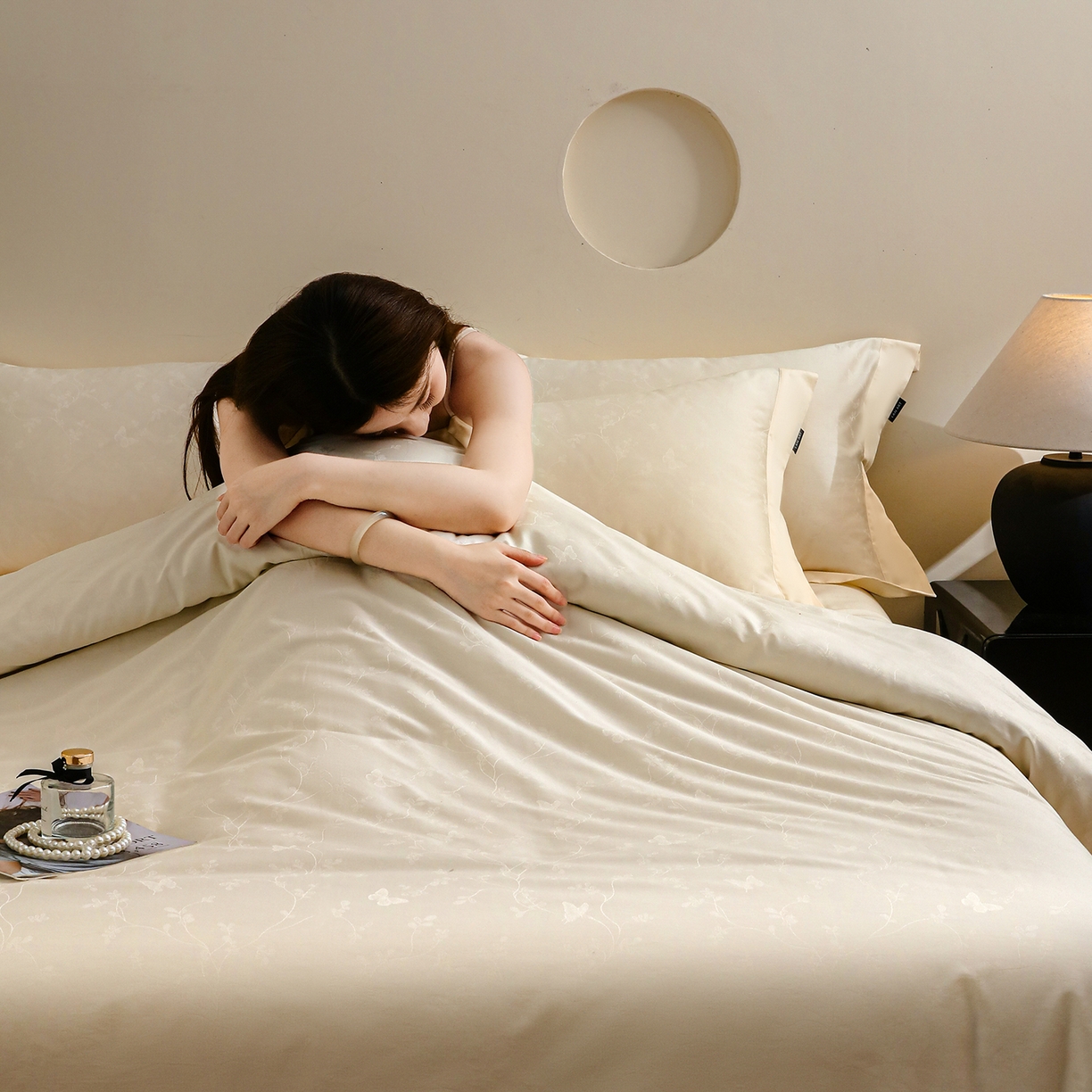 91家纺网 家纺一手货源 找家纺 洺兰家居 2025新款60支全棉新疆棉大提花拼角款四件套长绒棉贴边床单床笠床上用品套件专版（控价标准245加大260床笠255） 梦蝶-奶白